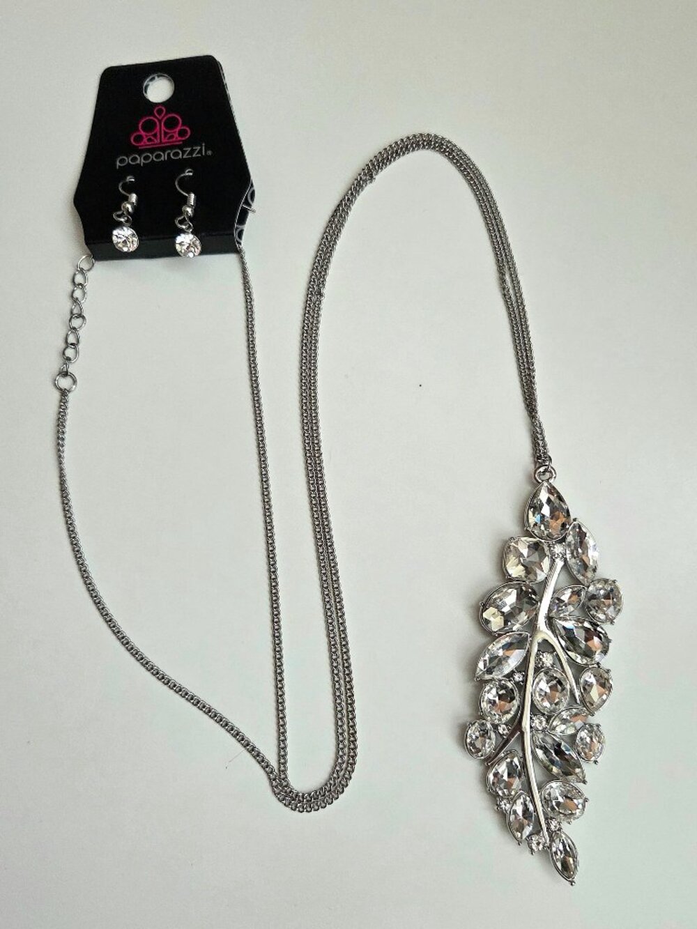 Stunning Paparazzi Crystal Leaf Pendant Necklace & Earrings Set